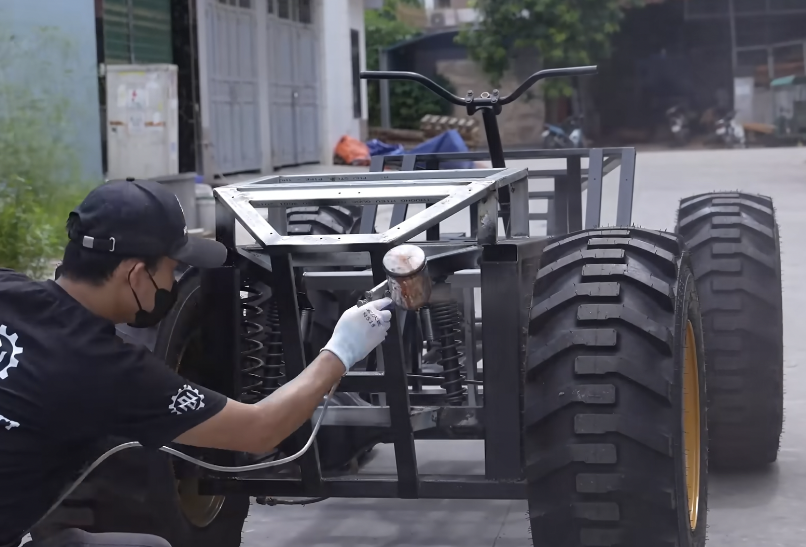 Thợ mộc Việt Nam trình làng 'quái thú' ATV bằng gỗ: To như ô tô, khung gầm thép, giảm xóc độc lập, chạy động cơ điện siêu êm- Ảnh 3.