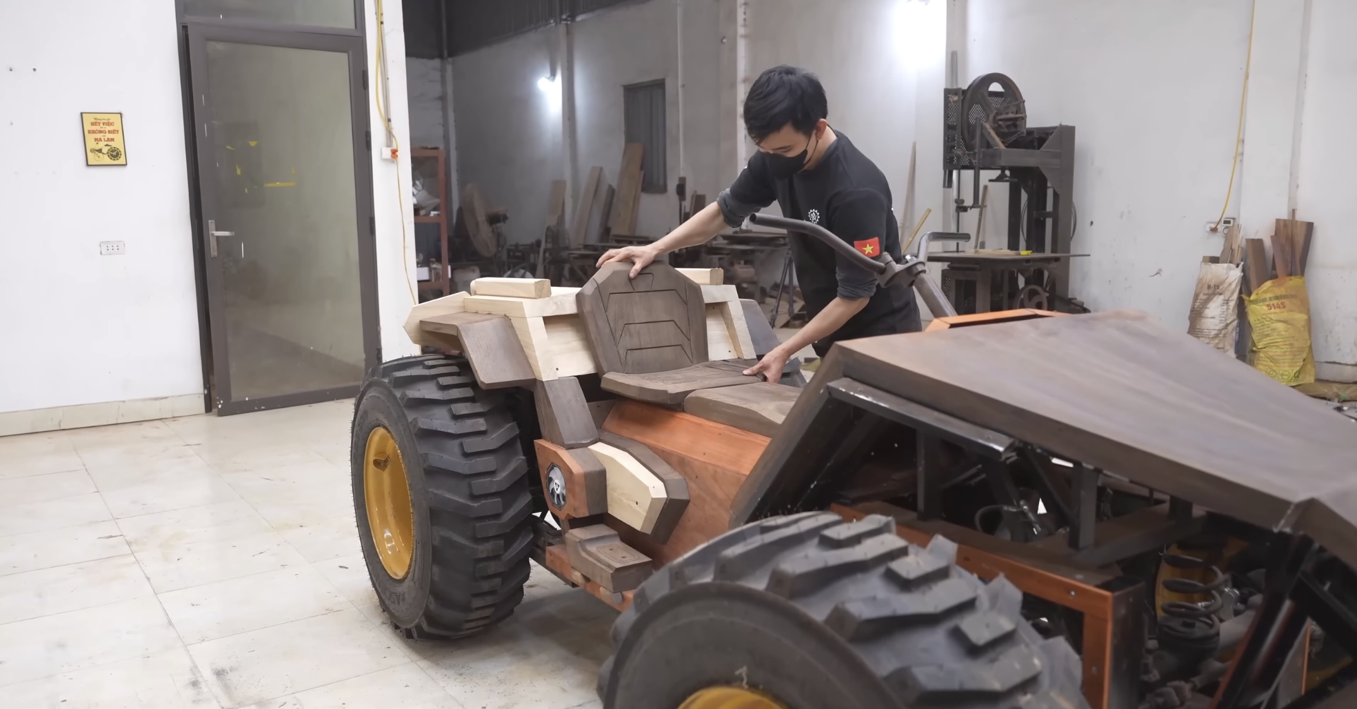 Thợ mộc Việt Nam trình làng 'quái thú' ATV bằng gỗ: To như ô tô, khung gầm thép, giảm xóc độc lập, chạy động cơ điện siêu êm- Ảnh 4.