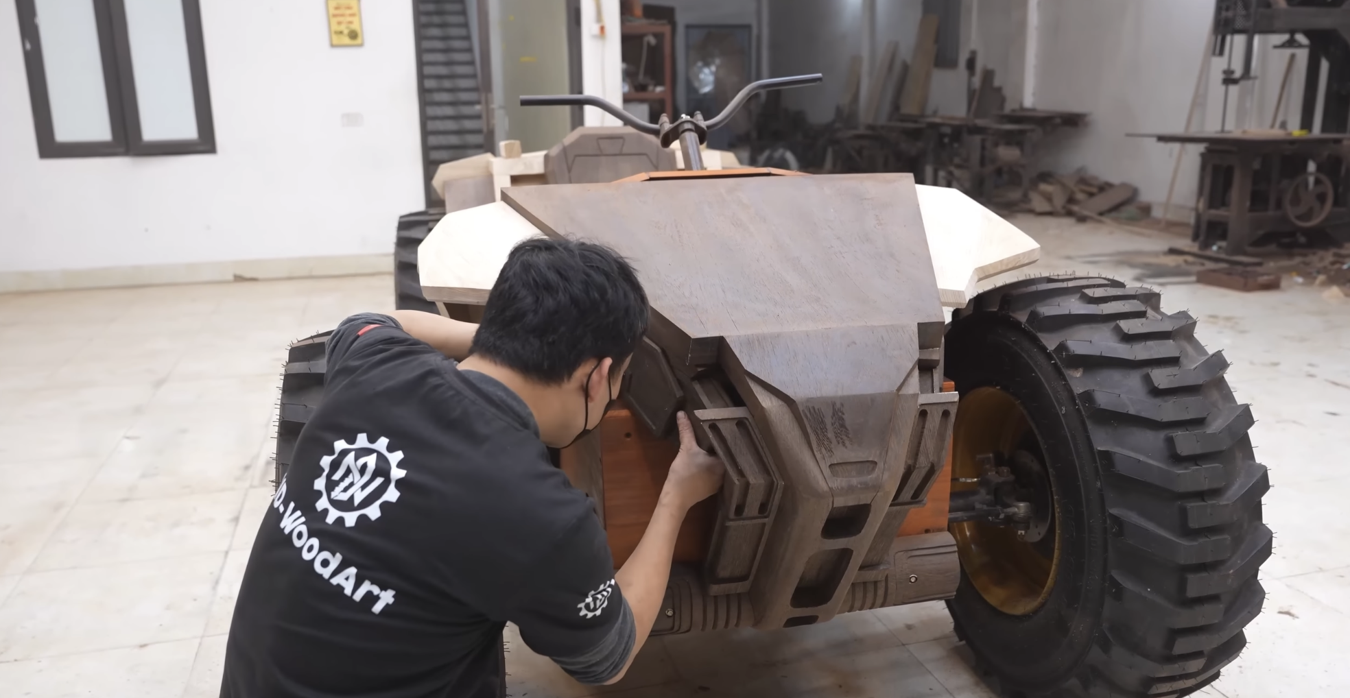 Thợ mộc Việt Nam trình làng 'quái thú' ATV bằng gỗ: To như ô tô, khung gầm thép, giảm xóc độc lập, chạy động cơ điện siêu êm- Ảnh 5.