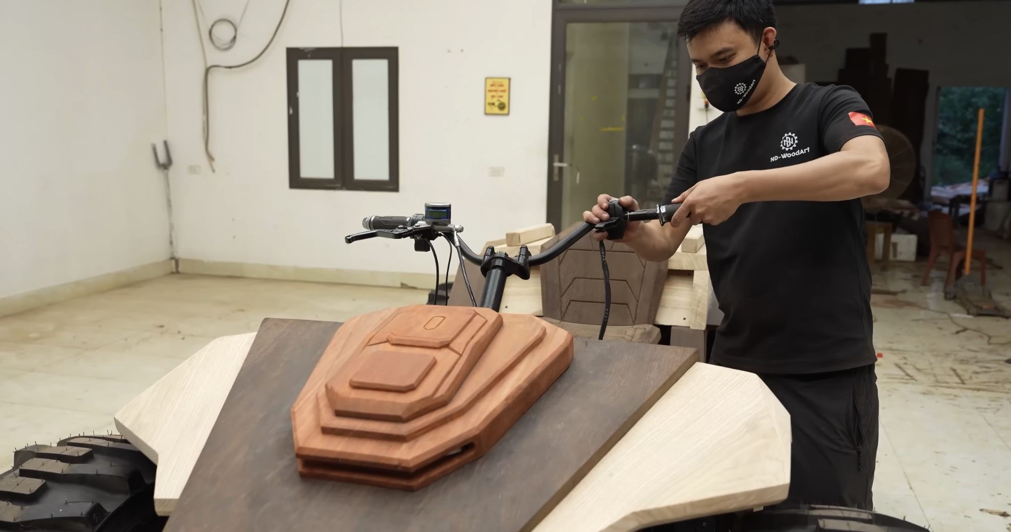 Thợ mộc Việt Nam trình làng 'quái thú' ATV bằng gỗ: To như ô tô, khung gầm thép, giảm xóc độc lập, chạy động cơ điện siêu êm- Ảnh 8.
