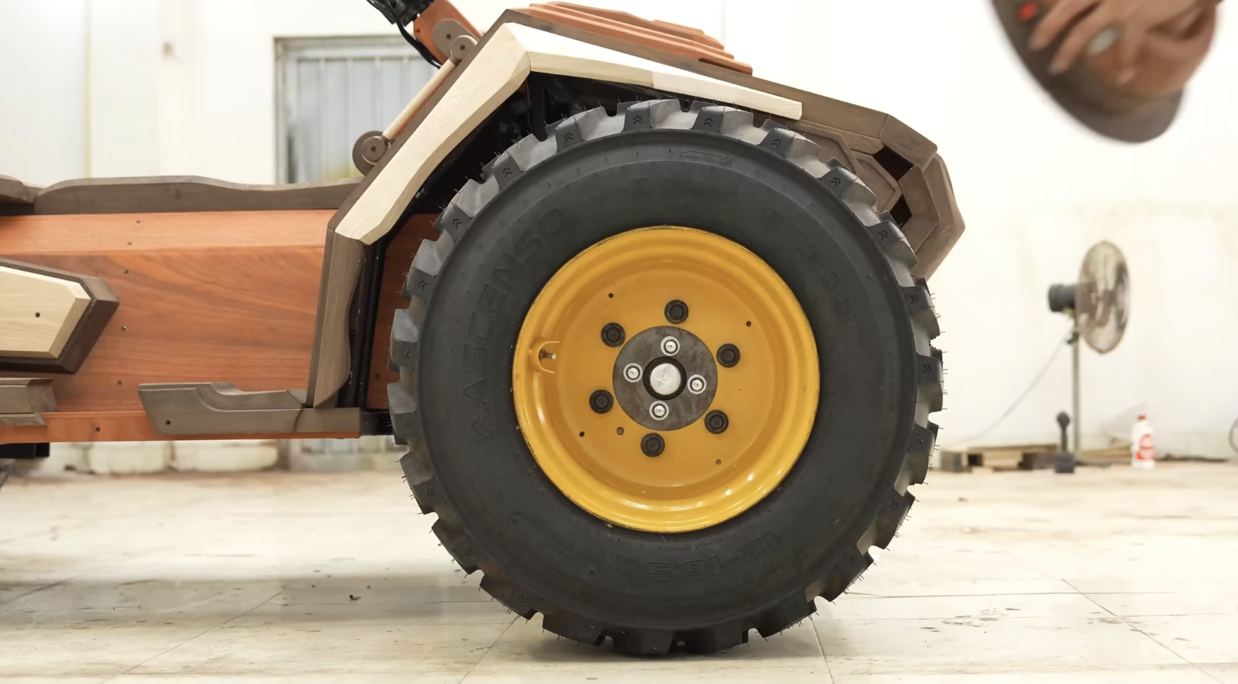 Thợ mộc Việt Nam trình làng 'quái thú' ATV bằng gỗ: To như ô tô, khung gầm thép, giảm xóc độc lập, chạy động cơ điện siêu êm- Ảnh 7.