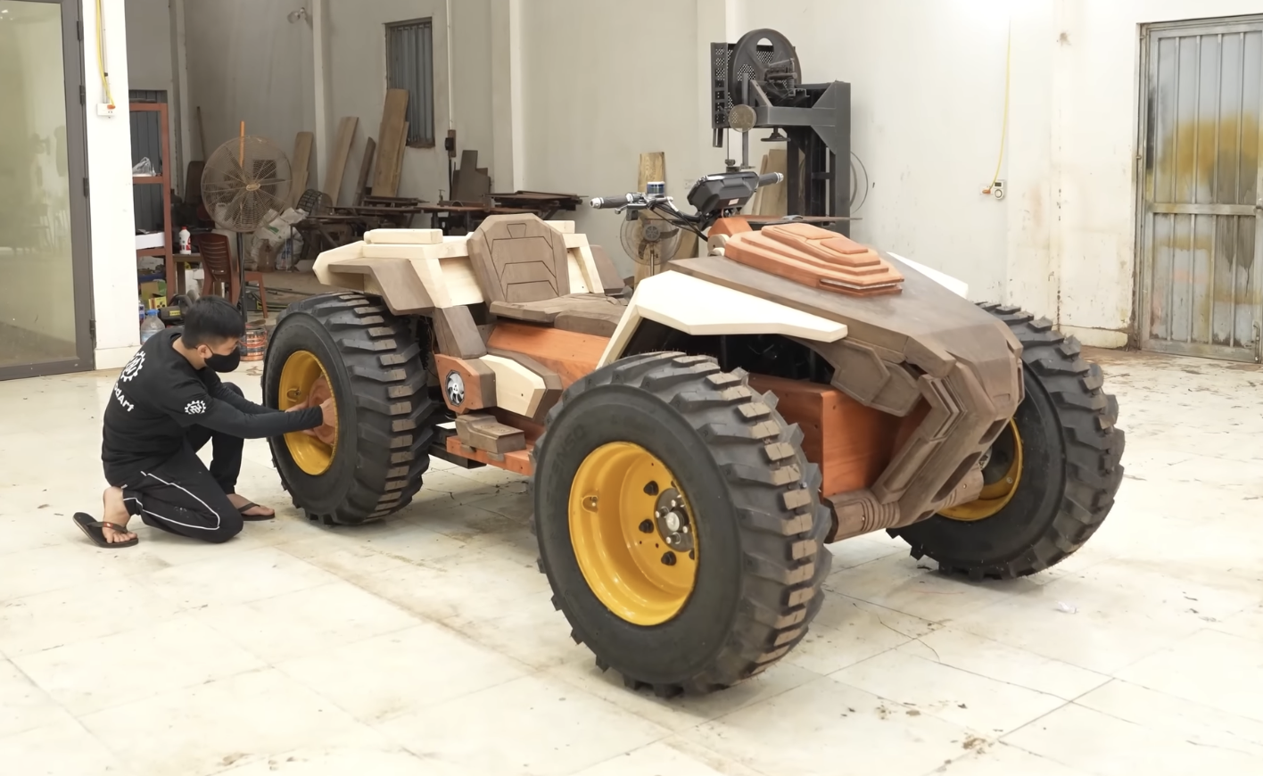 Thợ mộc Việt Nam trình làng 'quái thú' ATV bằng gỗ: To như ô tô, khung gầm thép, giảm xóc độc lập, chạy động cơ điện siêu êm- Ảnh 6.