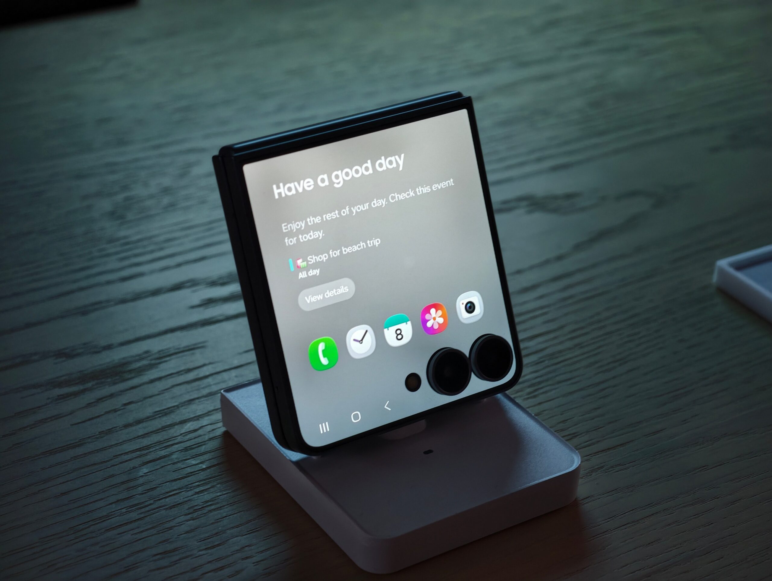 Khám Phá Galaxy Z Flip8: Điện Thoại Gập Siêu Mỏng Với Công Nghệ Ấn Tượng