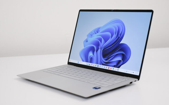 Khám Phá Laptop ASUS ExpertBook Ultra: Thiết Kế Mỏng Nhẹ và Công Nghệ AI Đột Phá