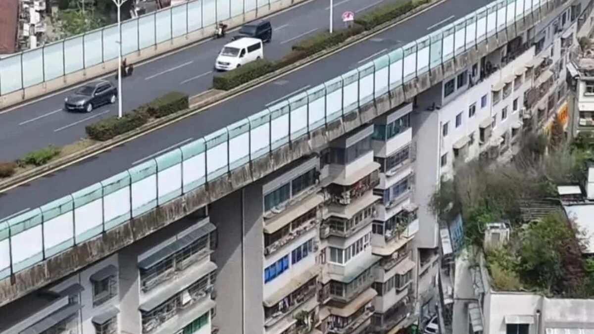 Sự Kỳ Diệu Của Quy Hoạch Đô Thị: Đường Cao Tốc Nằm Ngay Trên Những Tòa Nhà Chung Cư