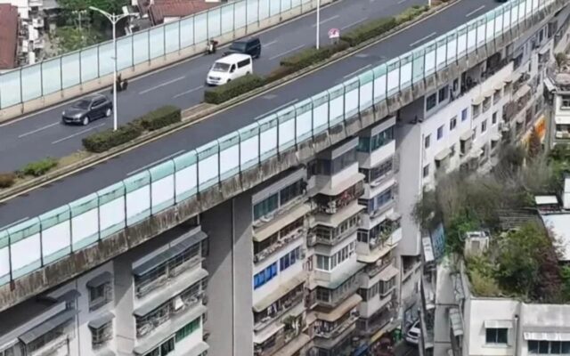 Sự Kỳ Diệu Của Quy Hoạch Đô Thị: Đường Cao Tốc Nằm Ngay Trên Những Tòa Nhà Chung Cư