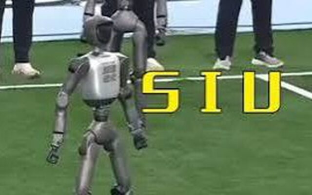 Trận Đấu Robot Gây Chấn Động Với Màn Ăn Mừng Kinh Điển Như CR7