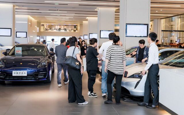 Khách Hàng Đòi Hoàn Tiền Sau Khi Mua Ô Tô Cũ: Vụ Việc Gây Chấn Động