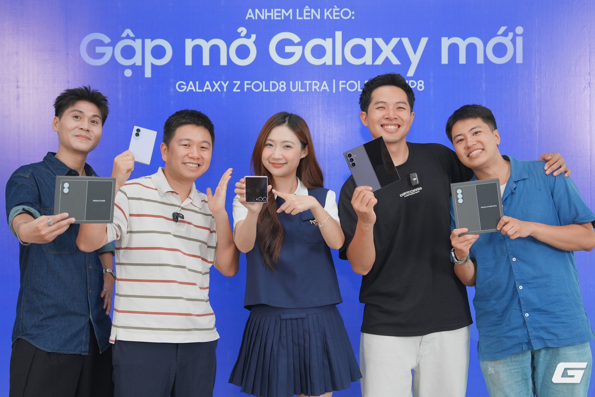 Nhóm bạn trẻ sử dụng Galaxy Z Fold8. - Ảnh 3.