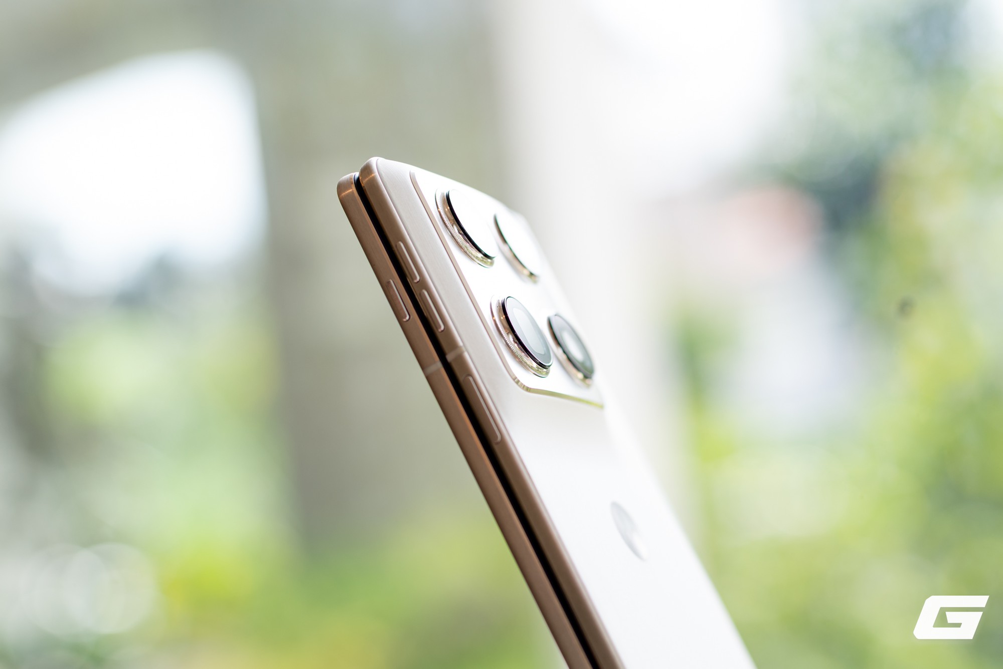 Cận cảnh Motorola Razr Fold: Kẻ đến sau nhưng không hề tỏ ra dè dặt- Ảnh 6.