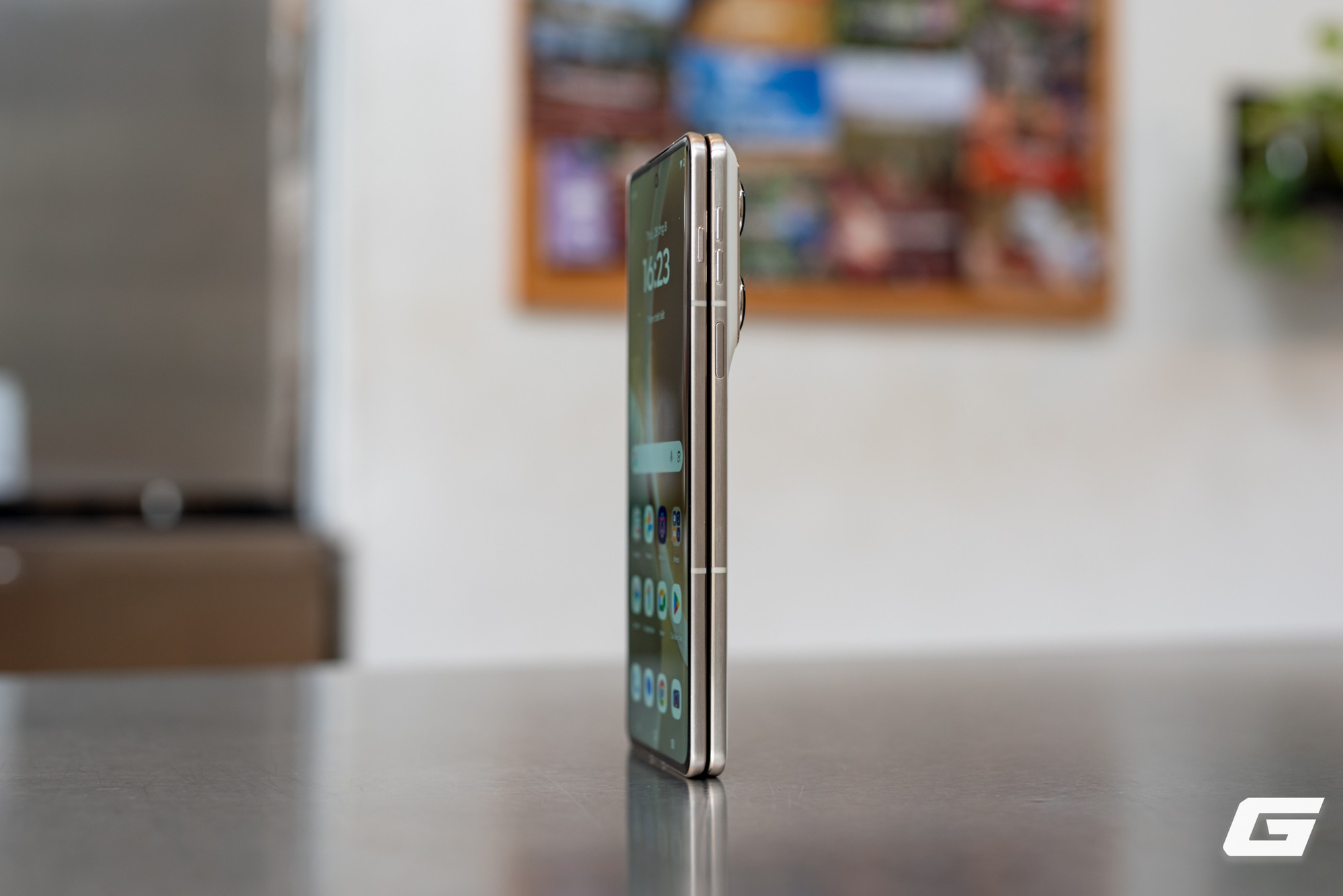 Cận cảnh Motorola Razr Fold: Kẻ đến sau nhưng không hề tỏ ra dè dặt- Ảnh 3.