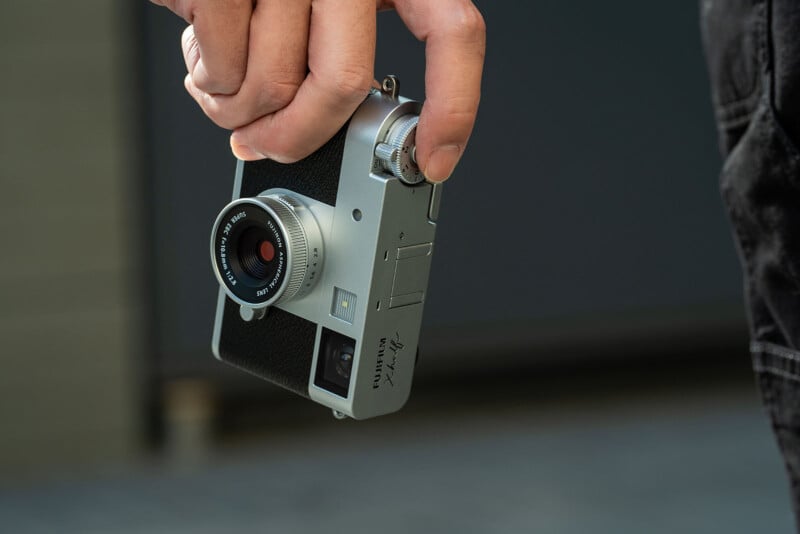 Fujifilm X half với cảm biến 1 inch