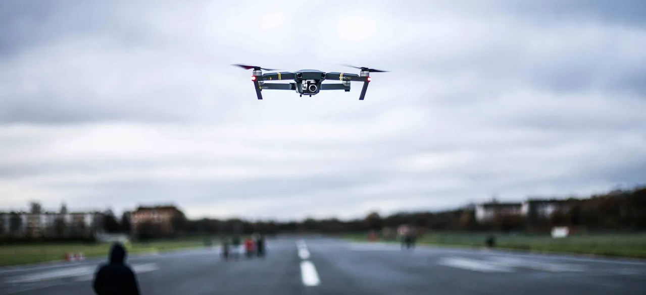 Drone từng là món đồ chơi vài triệu đồng, giờ có thể khiến máy bay chở khách phải đổi hướng - Ảnh 2.