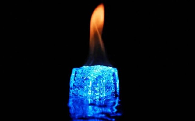Phát hiện dạng băng siêu ion lục giác: khi nước tồn tại ở hơn 2.357°C và 230 GPa