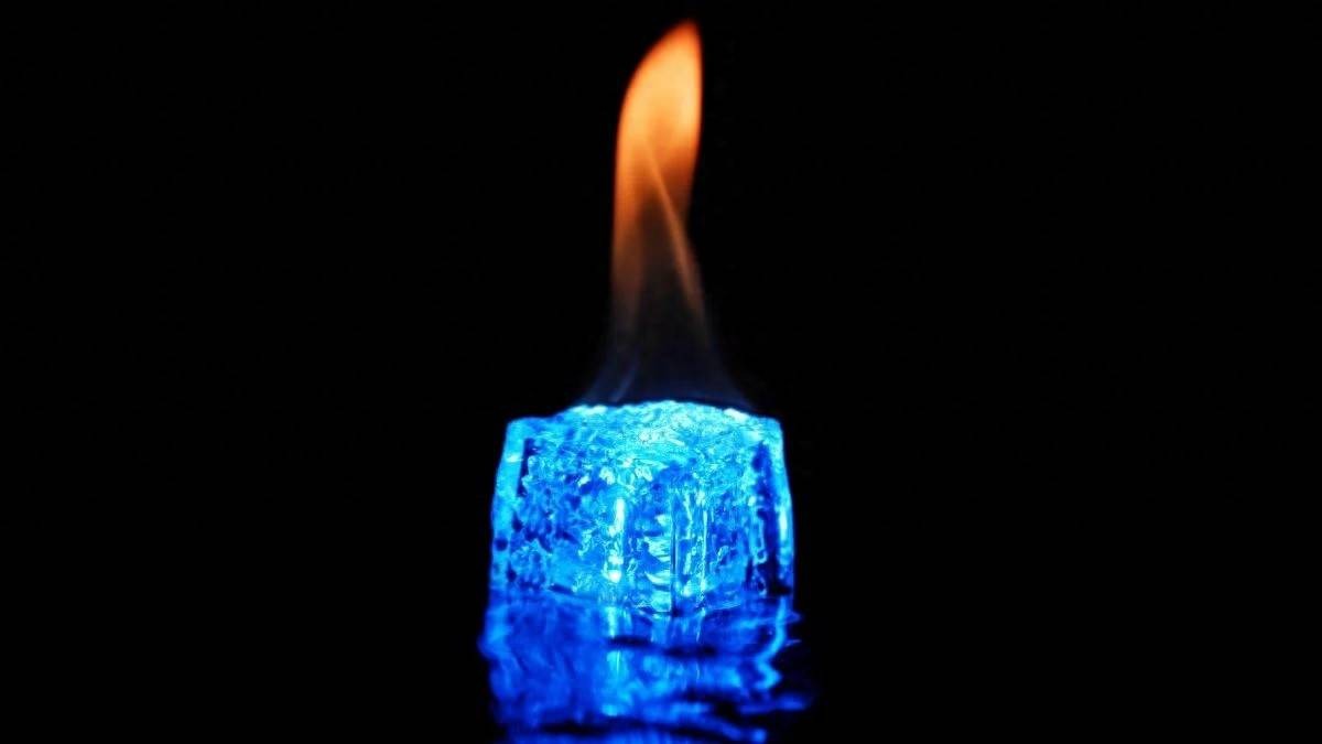 Phát hiện dạng băng siêu ion lục giác: khi nước tồn tại ở hơn 2.357°C và 230 GPa