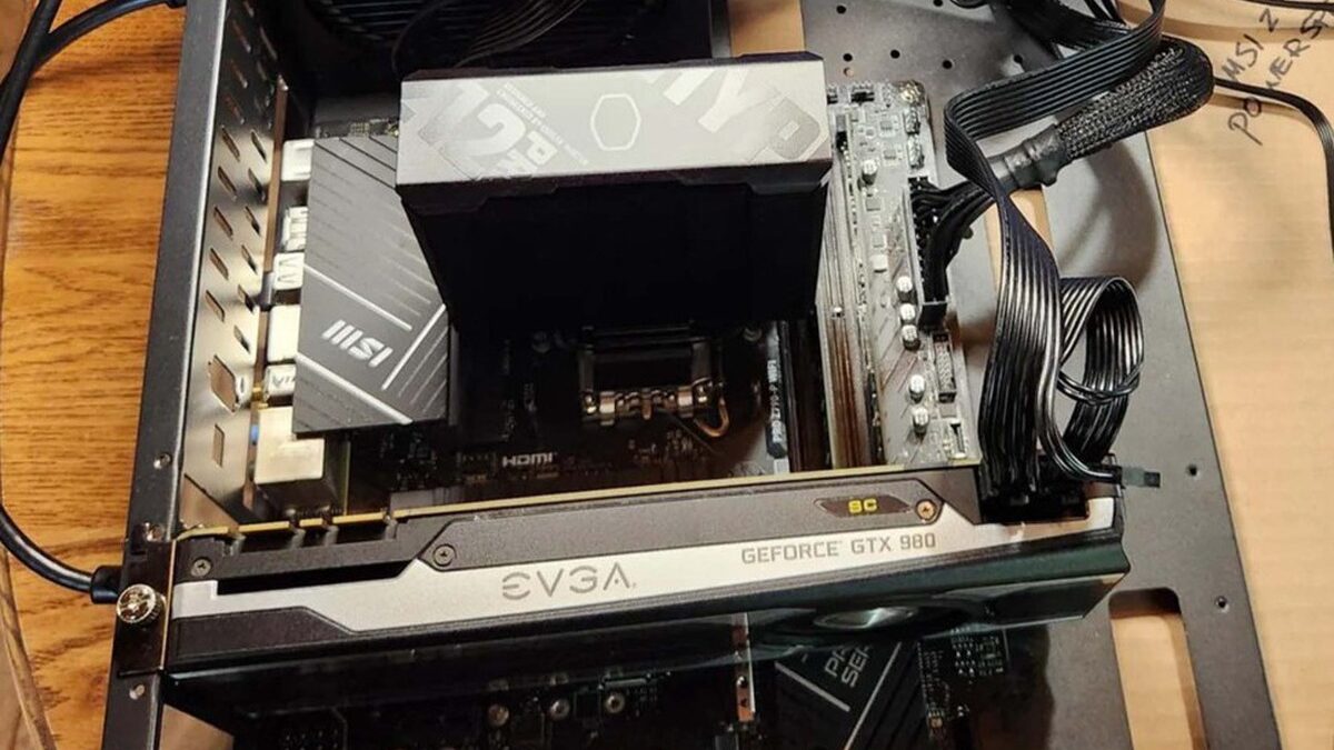 Mua mainboard ‘For Parts’ trên eBay giá 20 USD: nhận về SSD 2 TB và bo mạch vẫn khởi động được