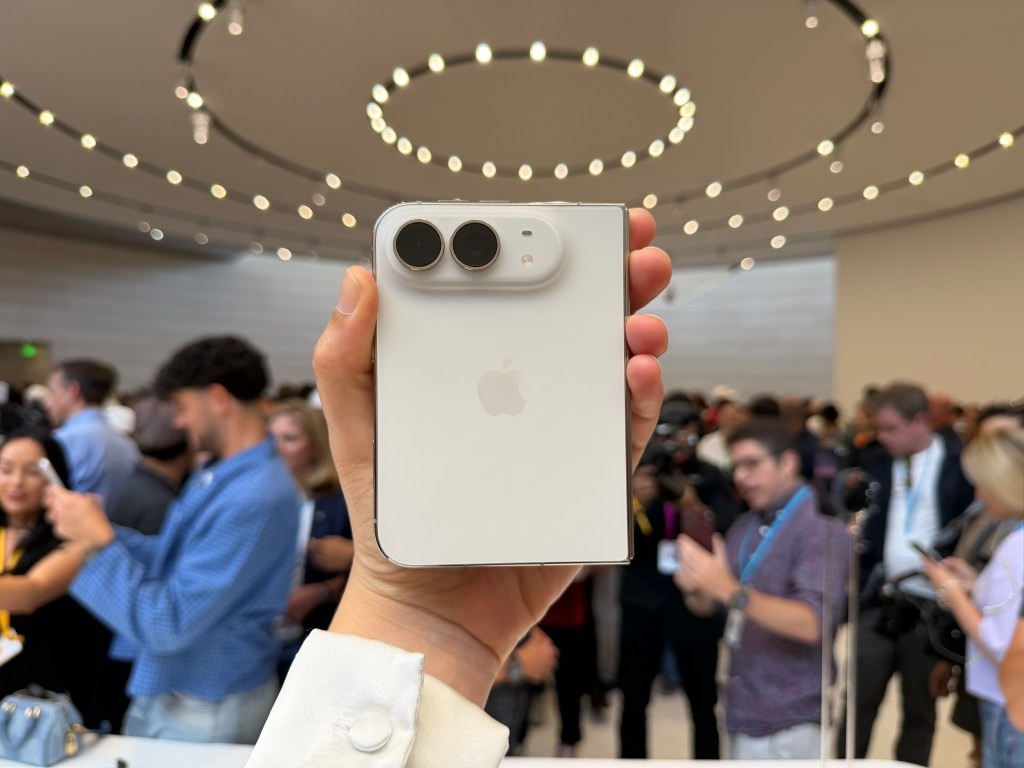 Ngắm cận cảnh iPhone Duo giá trăm triệu, gập mở êm ái, mỏng dính sang xịn- Ảnh 5.