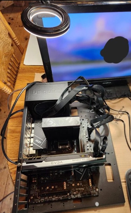 Mua mainboard hỏng giá 20 USD trên eBay, người dùng nhận "món quà" khó tin khi cắm điện - Ảnh 2.