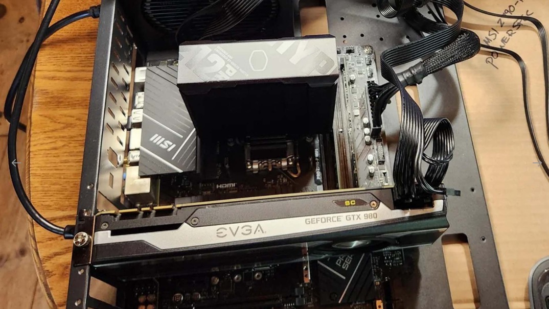 Mua mainboard hỏng giá 20 USD trên eBay, người dùng nhận "món quà" khó tin khi cắm điện - Ảnh 3.
